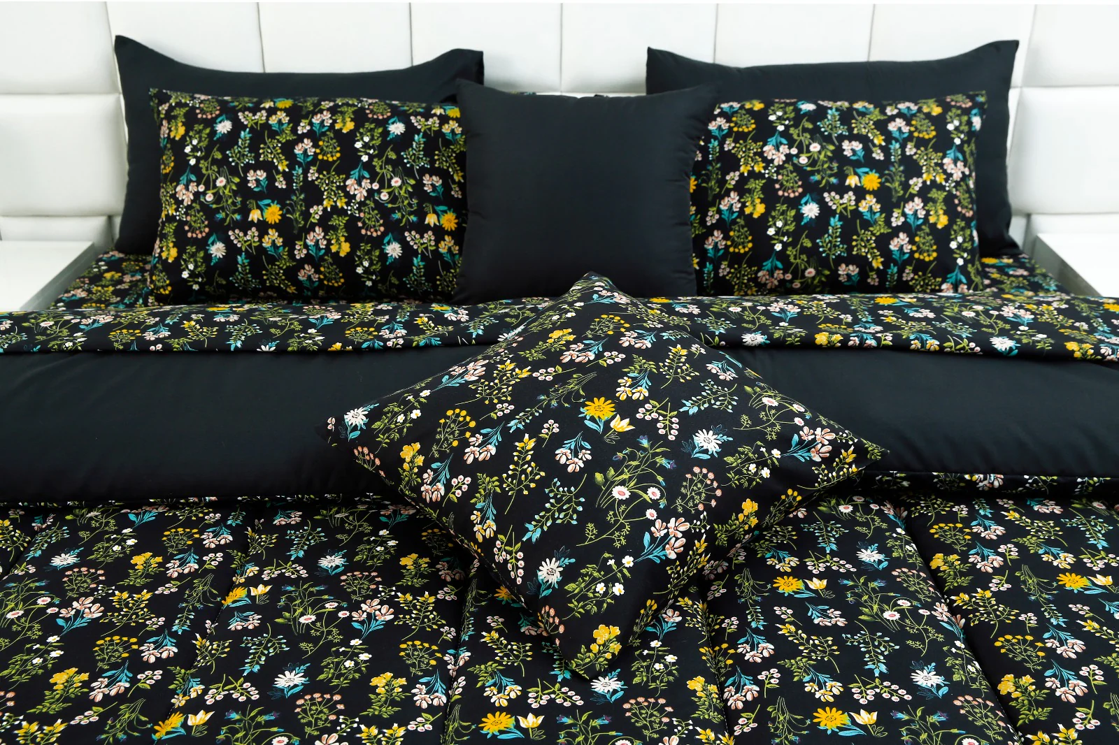 8 PCs Winter Razai Set-Black Meadows - Image 10