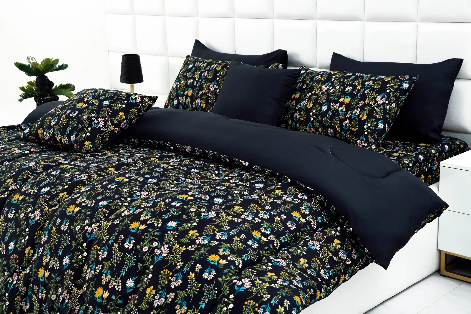 8 PCs Winter Razai Set-Black Meadows - Image 14